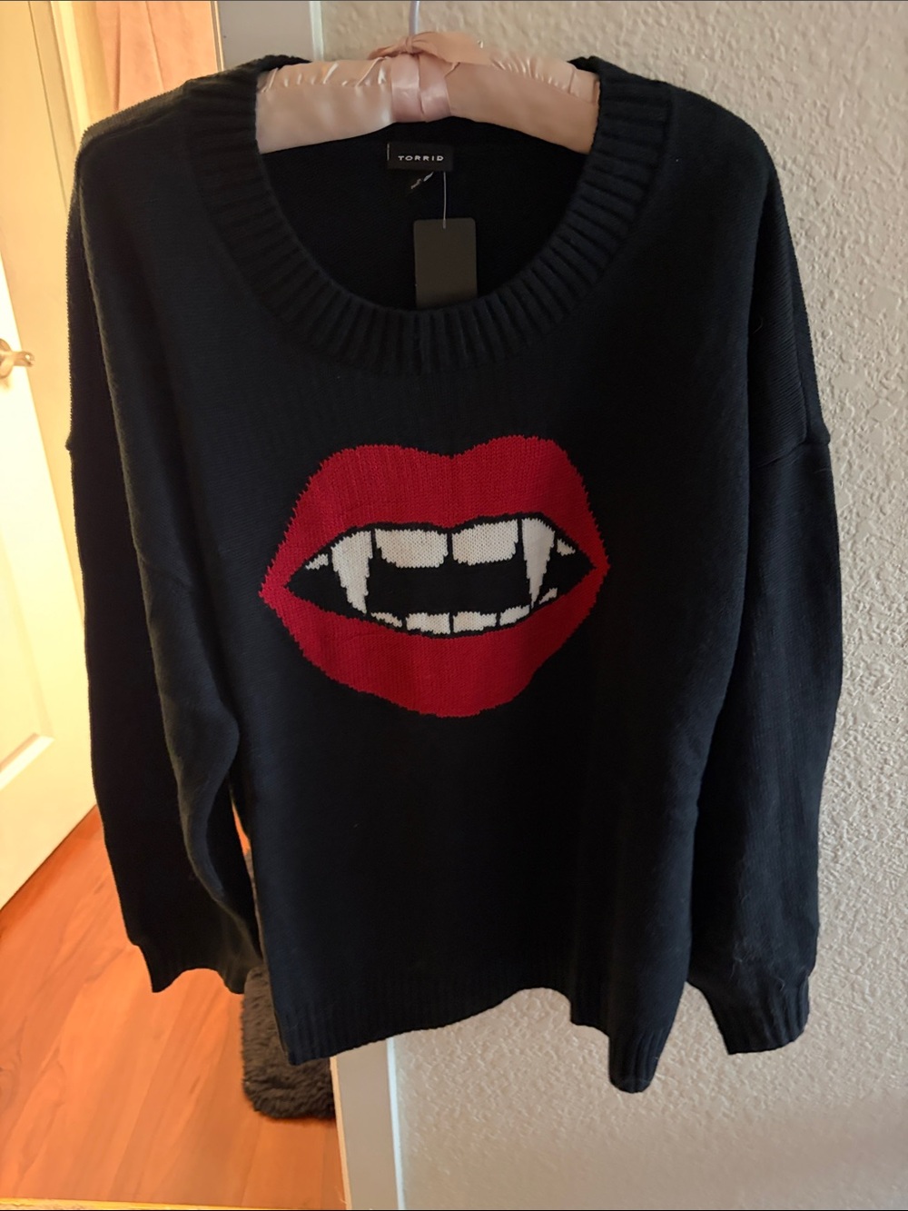 Torrid Black Sweater with Red Vampire Lips Graphic Size 2X